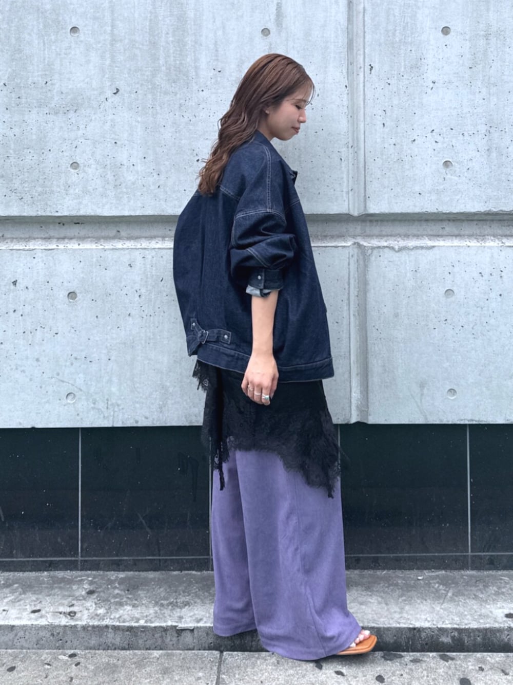 ブルー系のデニムジャケット、ブラック系のワンピース、パープル系のその他パンツを着用したレディースの夏コーディネートの4枚目の写真