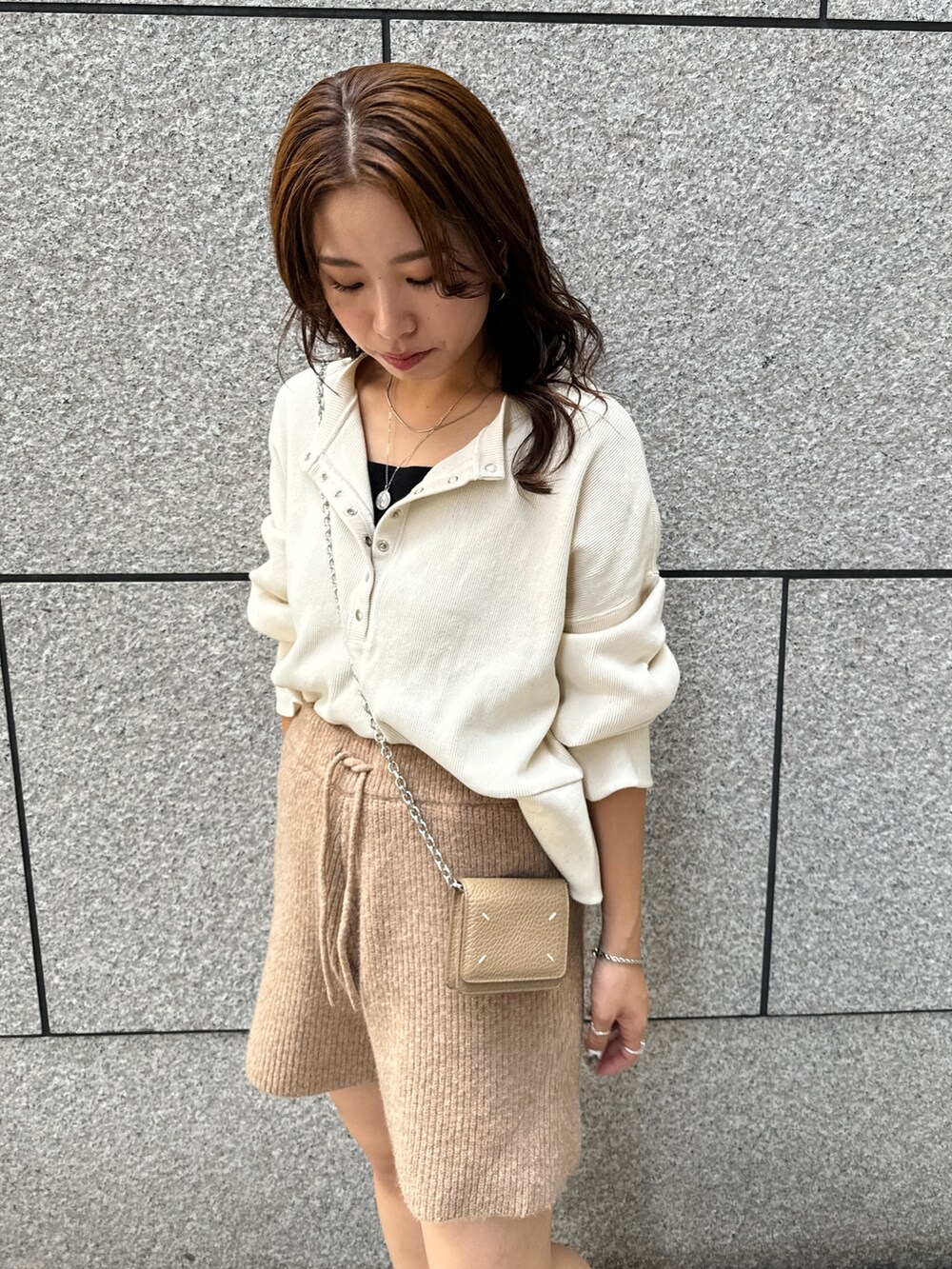 ブラウン系のその他パンツ、ホワイト系のTシャツ/カットソーを着用したレディースの秋コーディネートの6枚目の写真