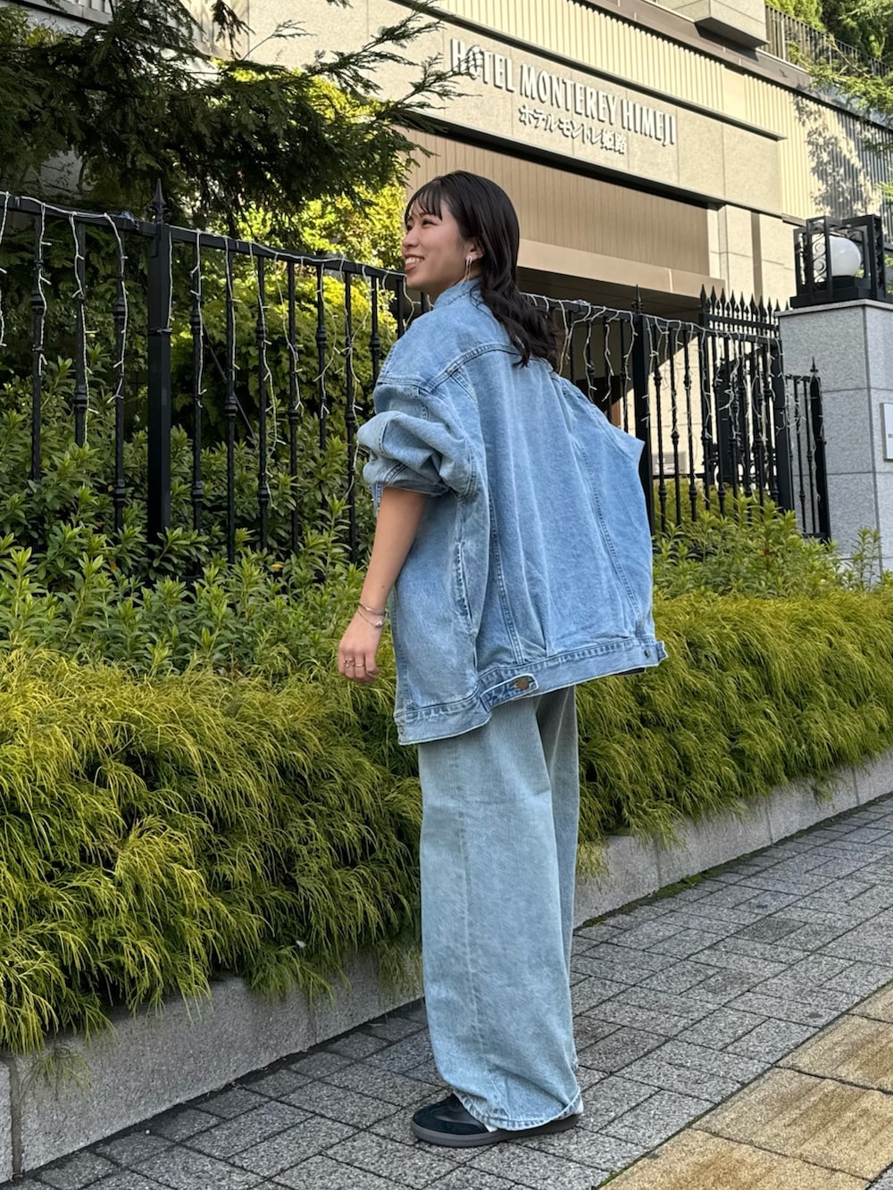 ブルー系のデニムパンツ、ブラック系のベスト、ホワイト系のTシャツ/カットソーを着用したレディースの冬コーディネートの5枚目の写真