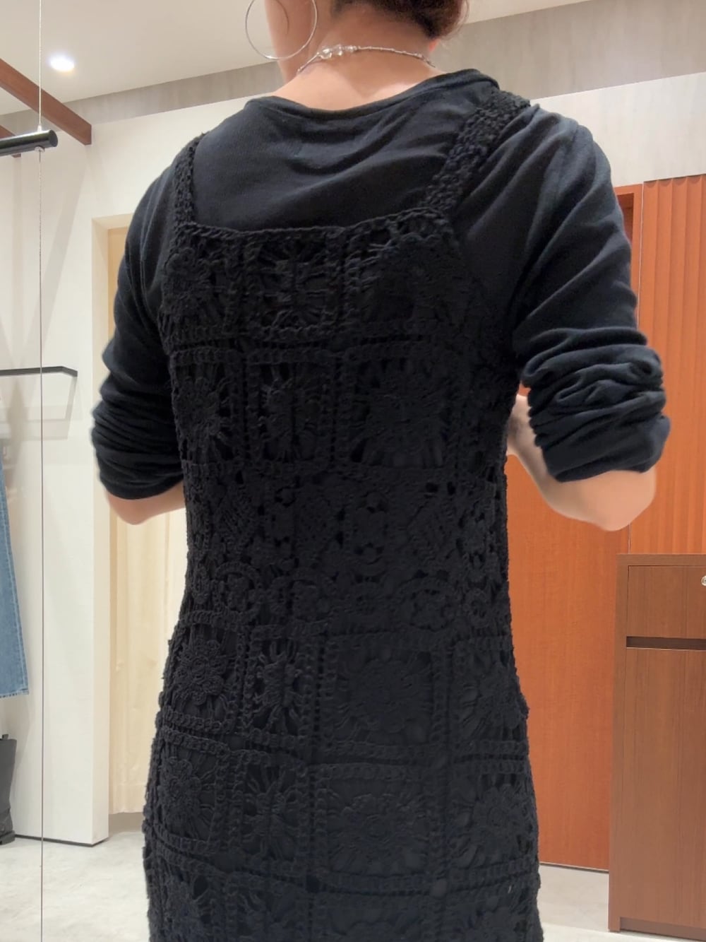 ブラック系のワンピース、ブラック系のTシャツ/カットソー、ブルー系のデニムジャケットを着用したレディースの春コーディネートの10枚目の写真