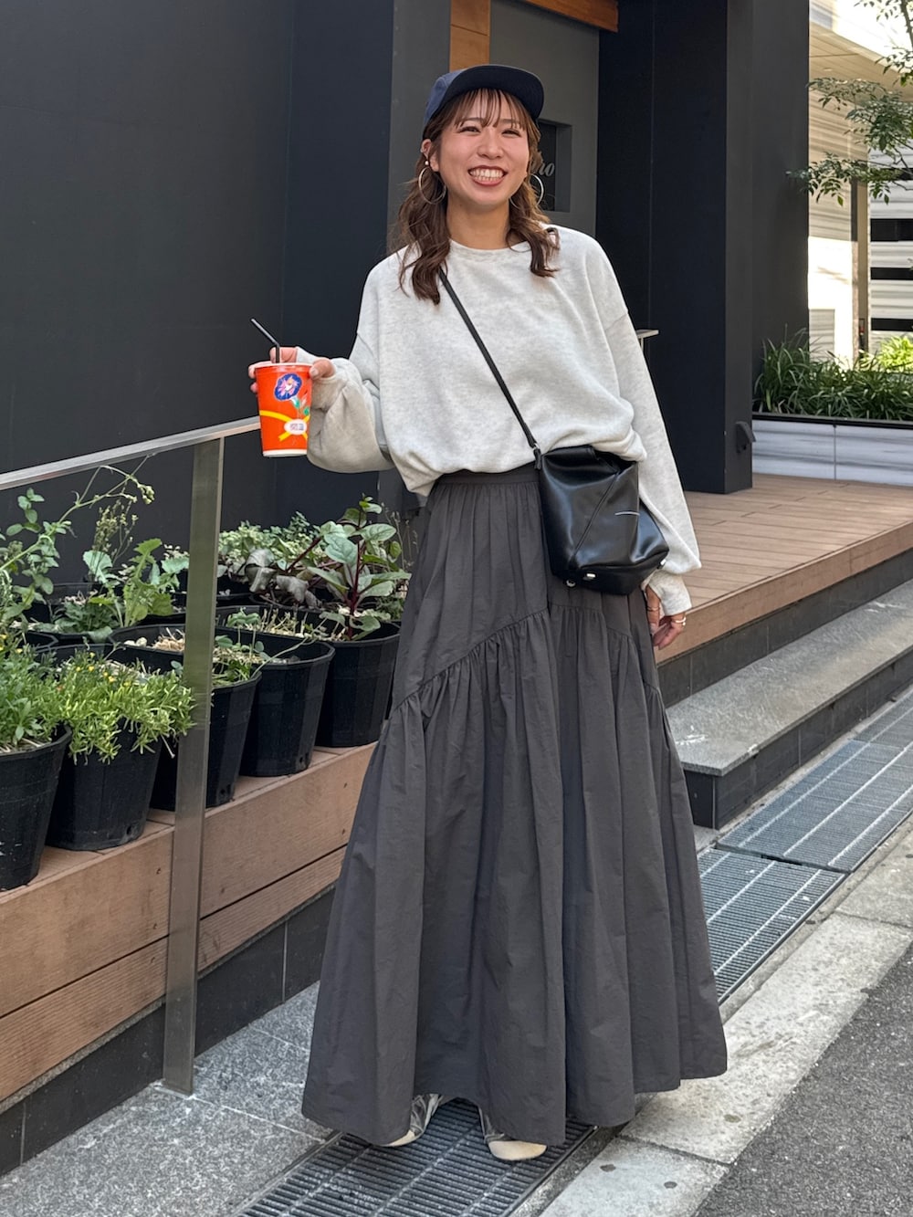 グレー系のスカート、ホワイト系のTシャツ/カットソー、ブルー系のキャップを着用したレディースの夏コーディネートの5枚目の写真