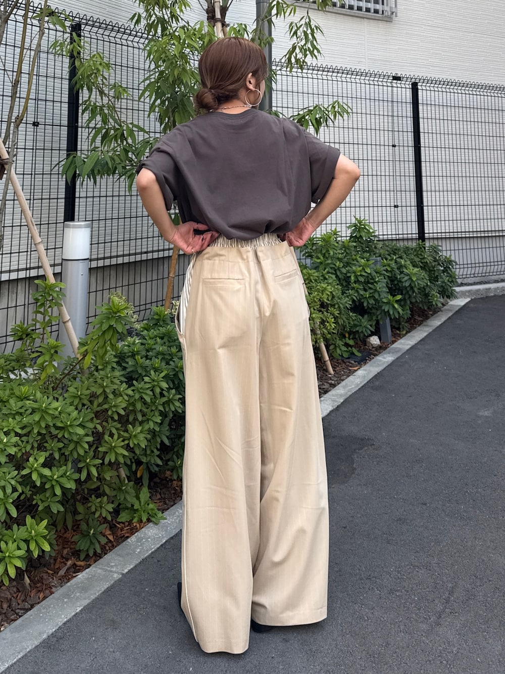 ベージュ系のその他パンツ、グレー系のTシャツ/カットソー、ブラック系のパンプスを着用したレディースの春コーディネートの7枚目の写真