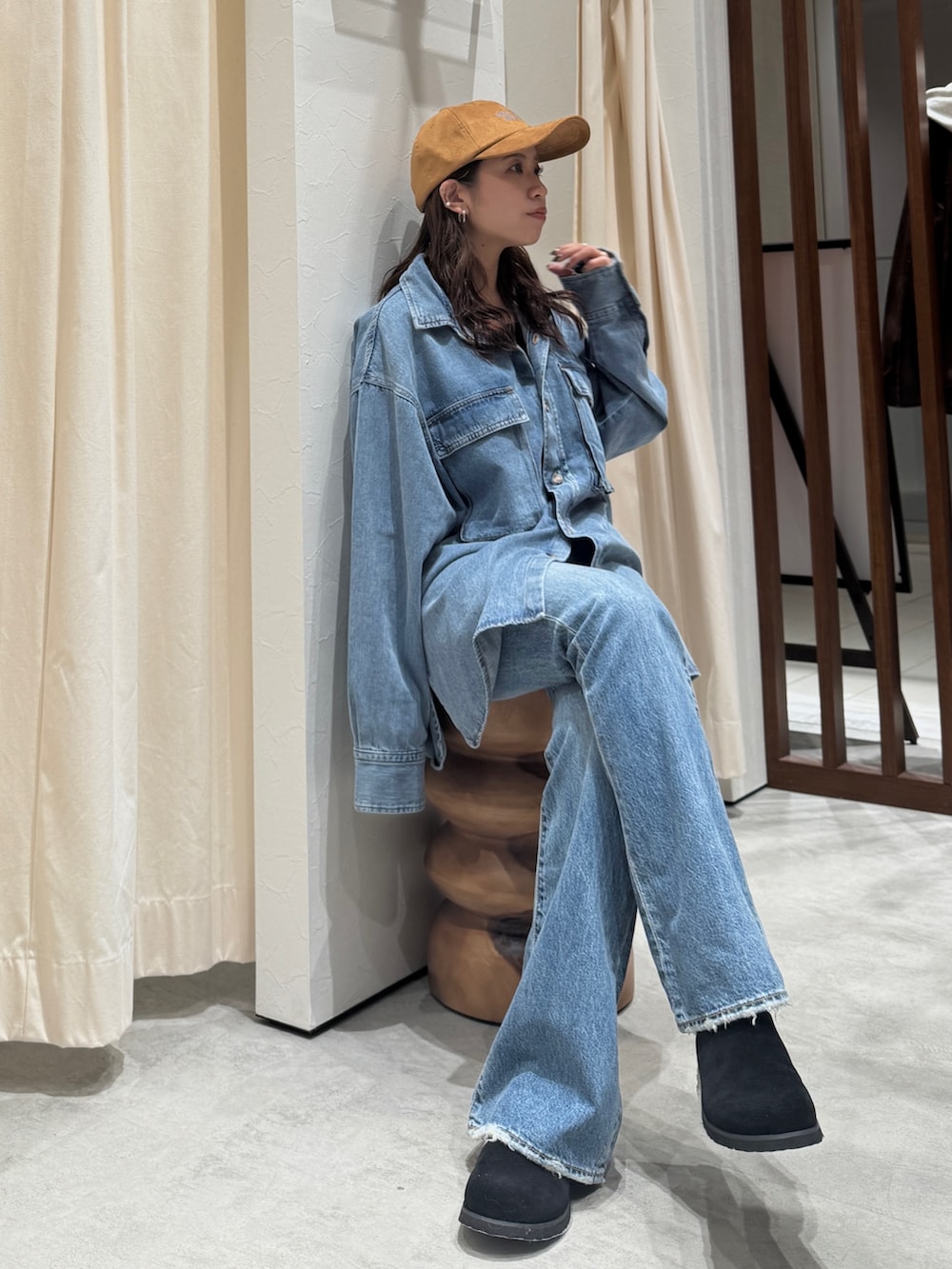 ブルー系のシャツ/ブラウス、ブルー系のデニムパンツ、ブラック系のスリッポンを着用したレディースの秋コーディネートの8枚目の写真