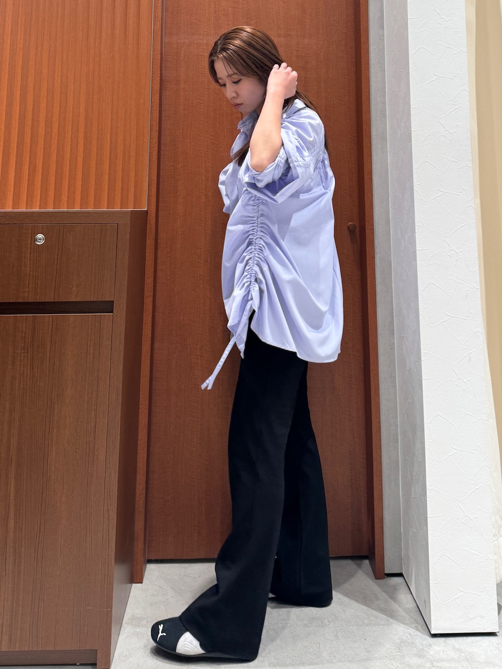 パープル系のシャツ/ブラウス、ブラック系のその他パンツを着用したレディースの冬コーディネートの9枚目の写真