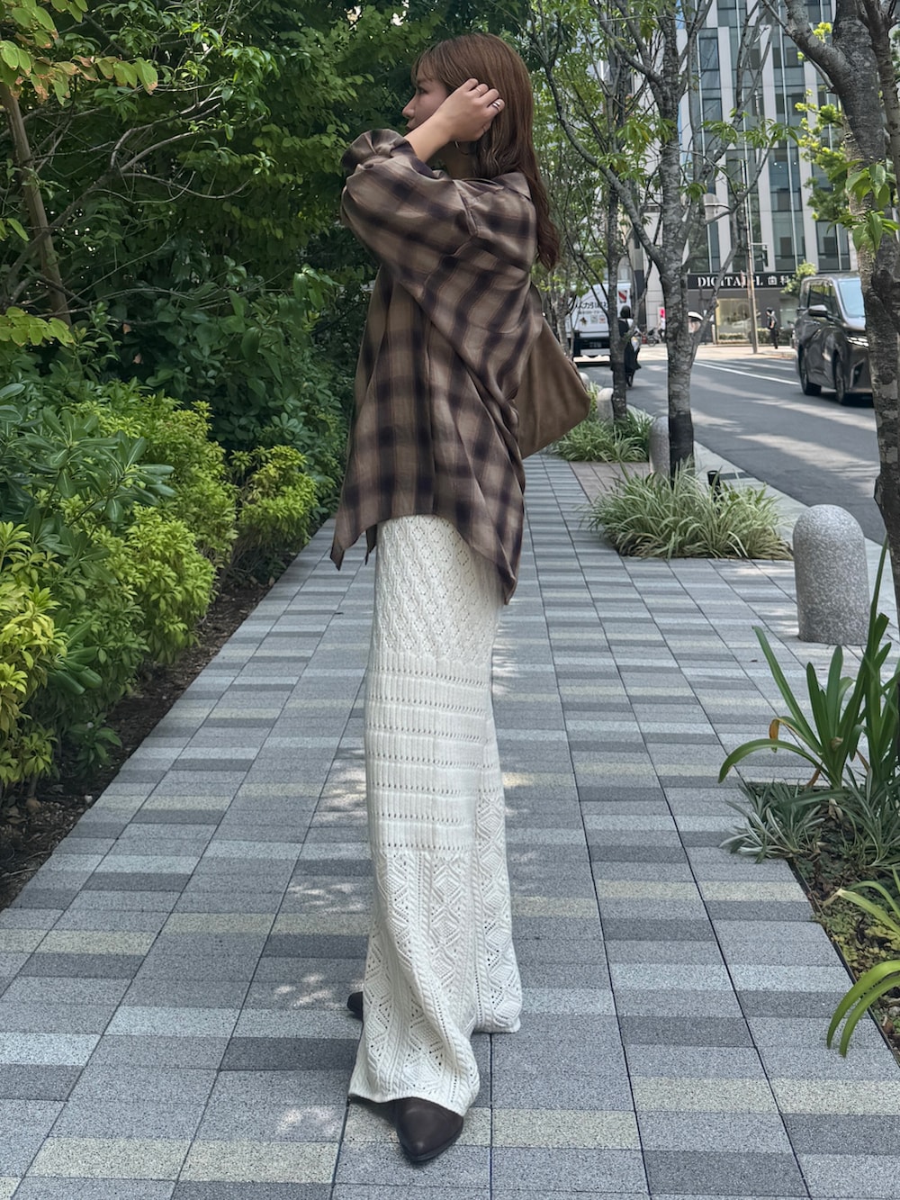 ブルー系のシャツ/ブラウス、ホワイト系のその他パンツ、ブラウン系のブーツを着用したレディースの秋コーディネートの2枚目の写真