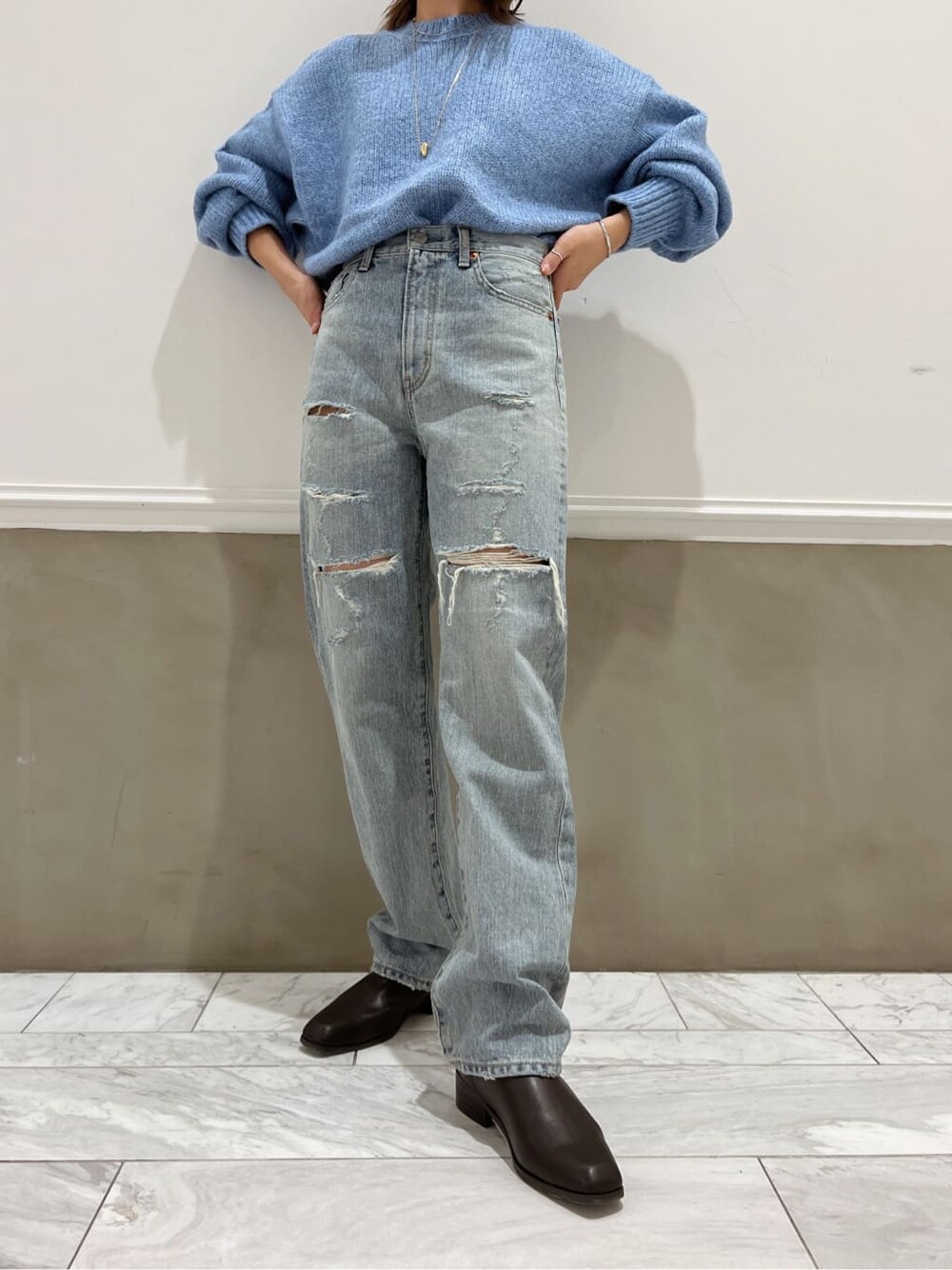 ブルー系のデニムパンツ、ブルー系のデニムパンツ、ブルー系のニット/セーターを着用したレディースの秋コーディネートの8枚目の写真