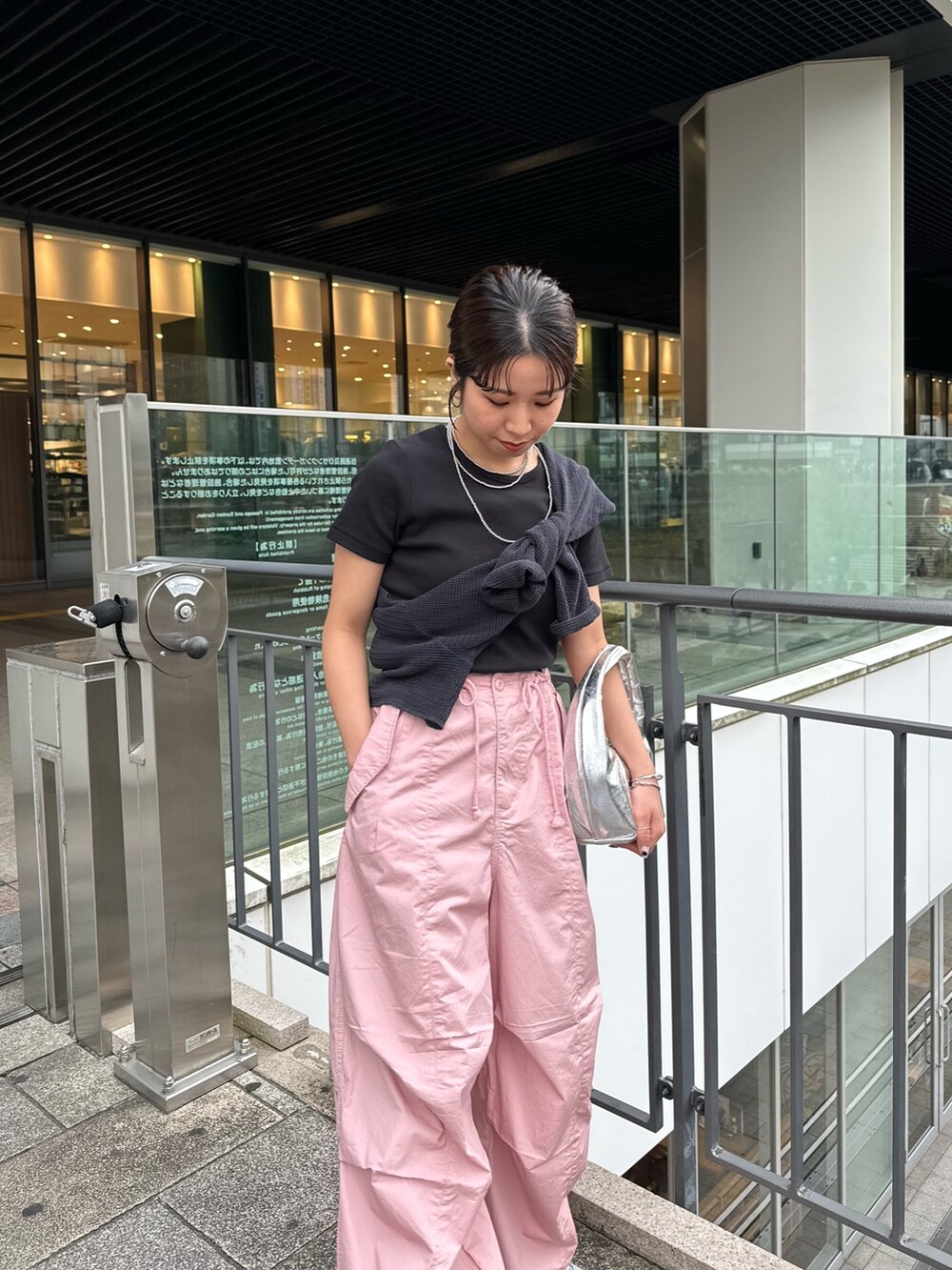 ブラック系のTシャツ/カットソー、シルバー系のハンドバッグ、ピンク系のその他パンツを着用したレディースの春コーディネートの2枚目の写真