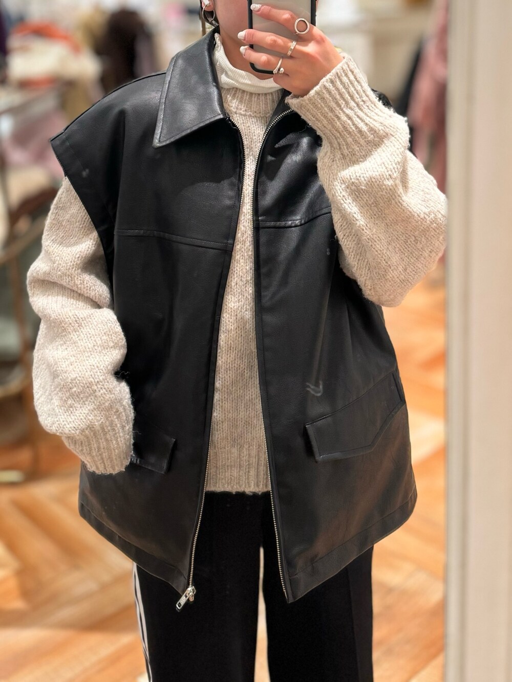 「ラクチンコーデ、シンプルコーデ、モノトーン、スポーツミックス、大人カジュアル、ストリート、ベスト、白ニット、レザー、休日スタイル、ママコーデ、アディダス、ジャージ、Ungrid、アングリッド」｜「Ungridのマルチウェイフェイクレザーブルゾン（ブルゾン、ブラック系）」を使った、瀬川百花さん（レディース・156cm）の冬コーディネートの3枚目の写真