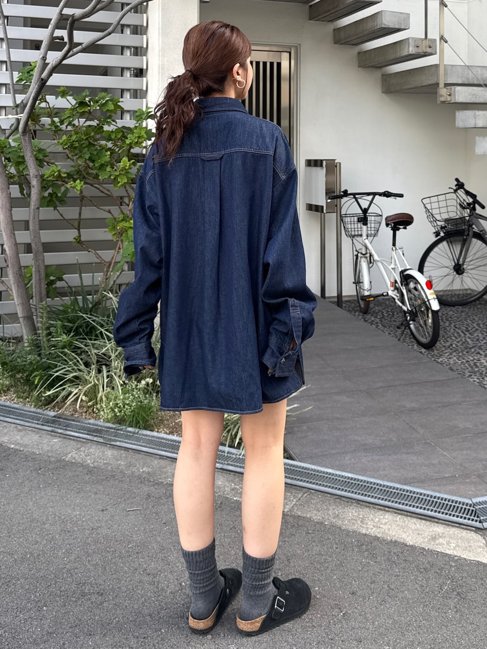 ブルー系のシャツ/ブラウスを着用したレディースの秋コーディネートの5枚目の写真