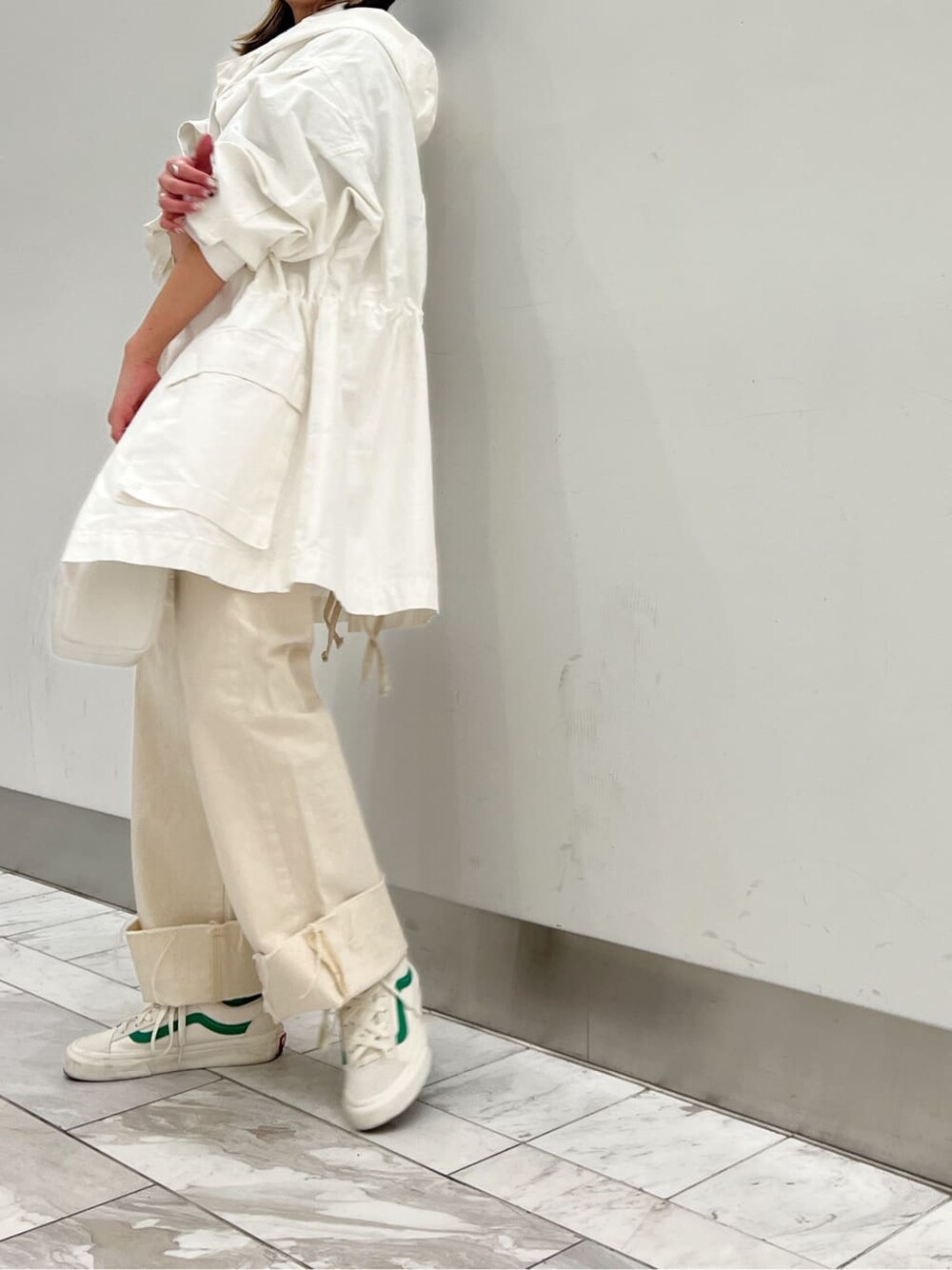 ホワイト系のデニムパンツ、ホワイト系のブルゾン、グレー系のTシャツ/カットソーを着用したレディースの冬コーディネートの4枚目の写真