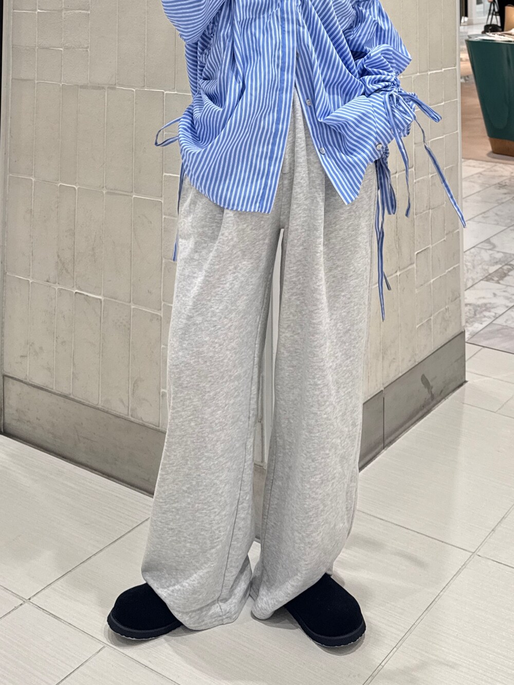 グレー系のスウェットパンツ、その他のシャツ/ブラウス、ブラック系のスリッポンを着用したレディースの秋コーディネートの5枚目の写真