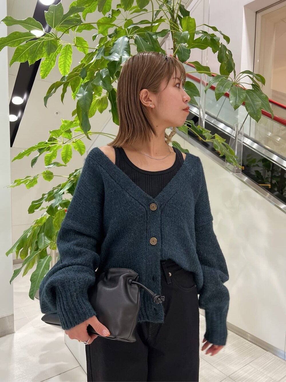 ブラック系のデニムパンツ、ブラック系のデニムパンツ、グリーン系のカーディガン/ボレロを着用したレディースの秋コーディネートの8枚目の写真