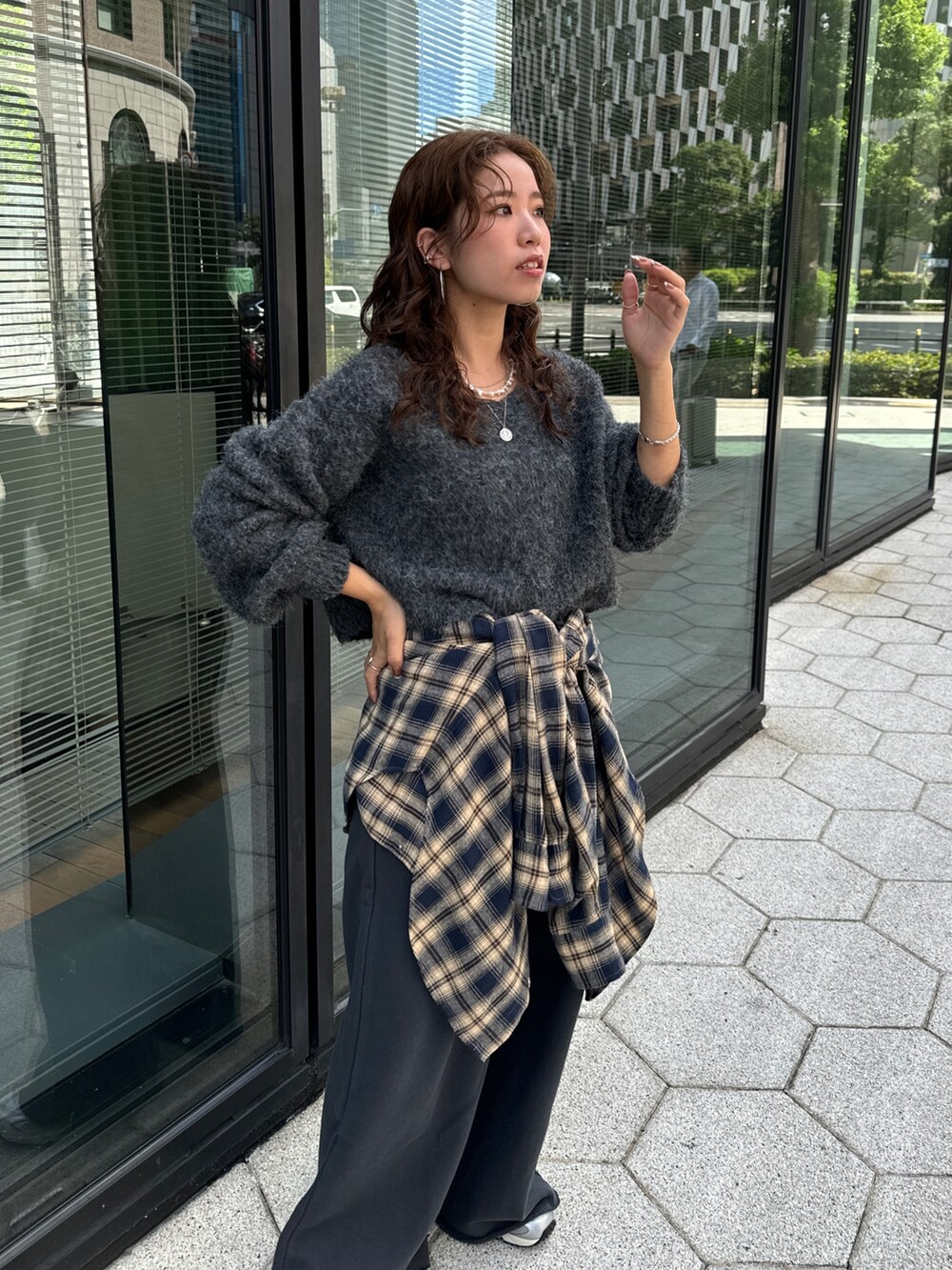 グレー系のスウェットパンツ、ブルー系のシャツ/ブラウス、グレー系のニット/セーターを着用したレディースの秋コーディネートの7枚目の写真