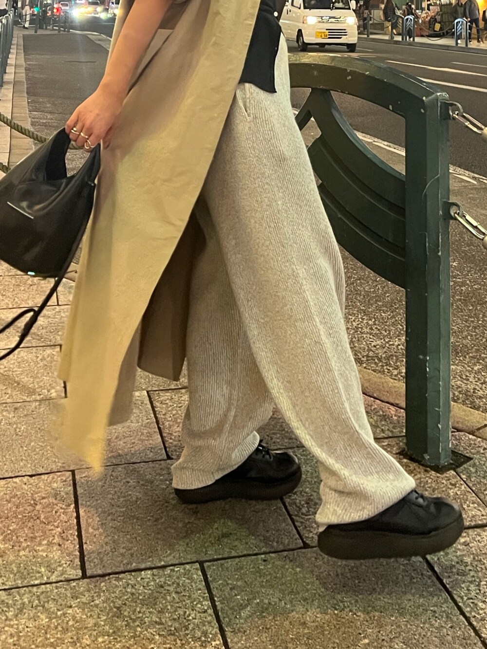 グレー系のその他パンツ、ベージュ系のステンカラーコートを着用したレディースの秋コーディネートの7枚目の写真
