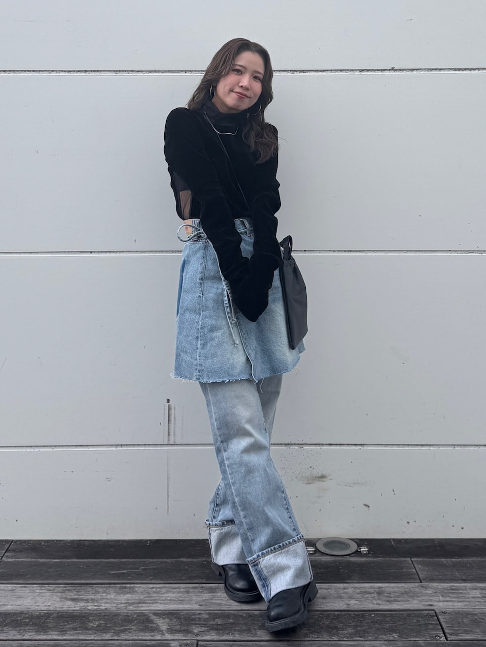 ブラック系のTシャツ/カットソー、ブルー系のスカート、ブルー系のデニムパンツを着用したレディースの冬コーディネートの6枚目の写真