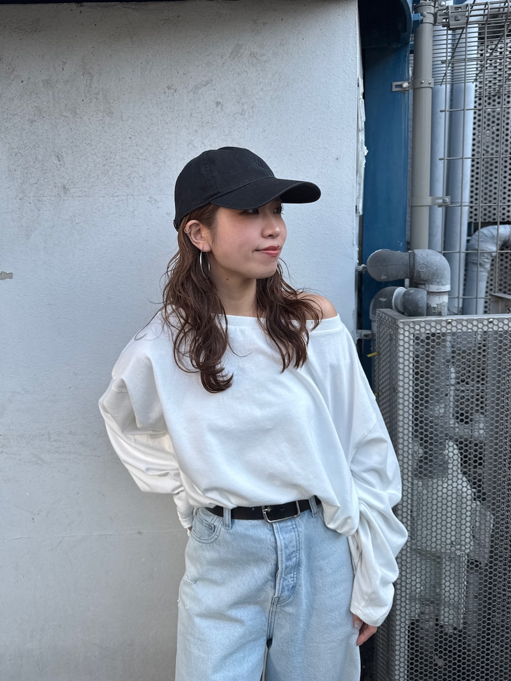 ホワイト系のTシャツ/カットソー、ブルー系のデニムパンツを着用したレディースの冬コーディネートの8枚目の写真