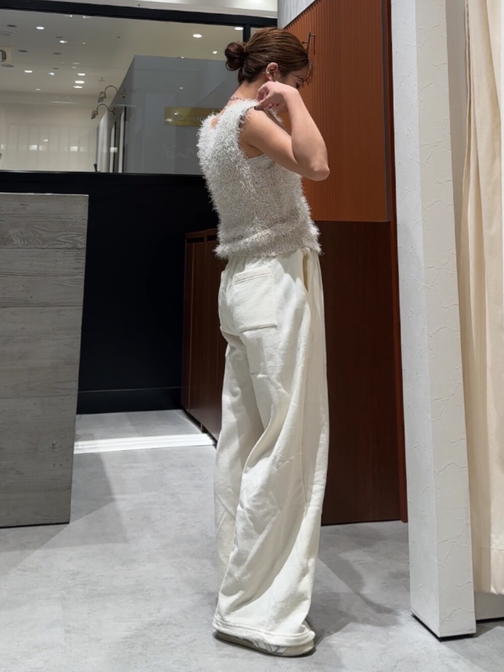 ホワイト系のスウェットパンツ、ホワイト系のベストを着用したレディースの春コーディネートの5枚目の写真