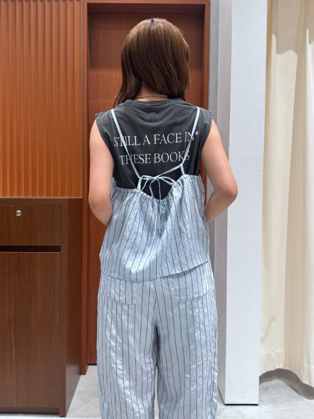 ブルー系のその他パンツ、グレー系のタンクトップ、ブルー系のキャミソールを着用したレディースの夏コーディネートの7枚目の写真