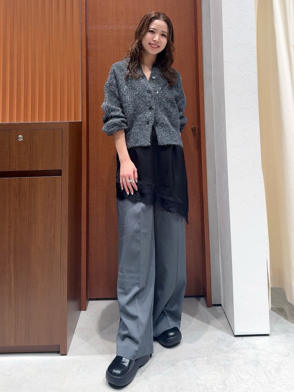 ブラック系のキャミソール、グレー系のカーディガン/ボレロ、グレー系のその他パンツを着用したレディースの冬コーディネートの4枚目の写真