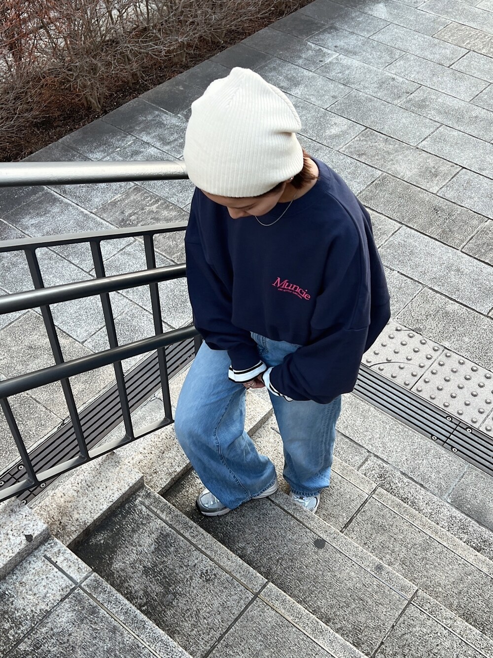 ブルー系のデニムパンツ、ブルー系のスウェット、ブルー系のTシャツ/カットソーを着用したレディースの冬コーディネートの4枚目の写真