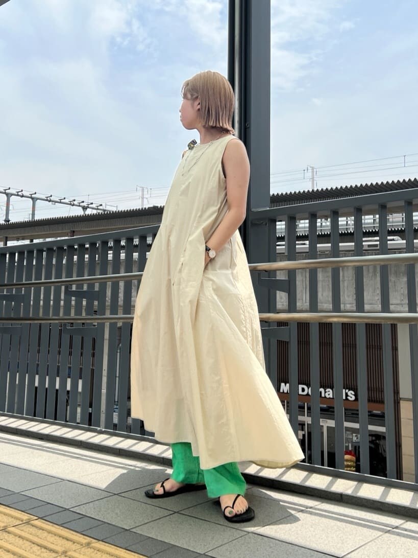 ベージュ系のワンピース、グリーン系のその他パンツ、ブラック系のサンダルを着用したレディースの春コーディネートの5枚目の写真