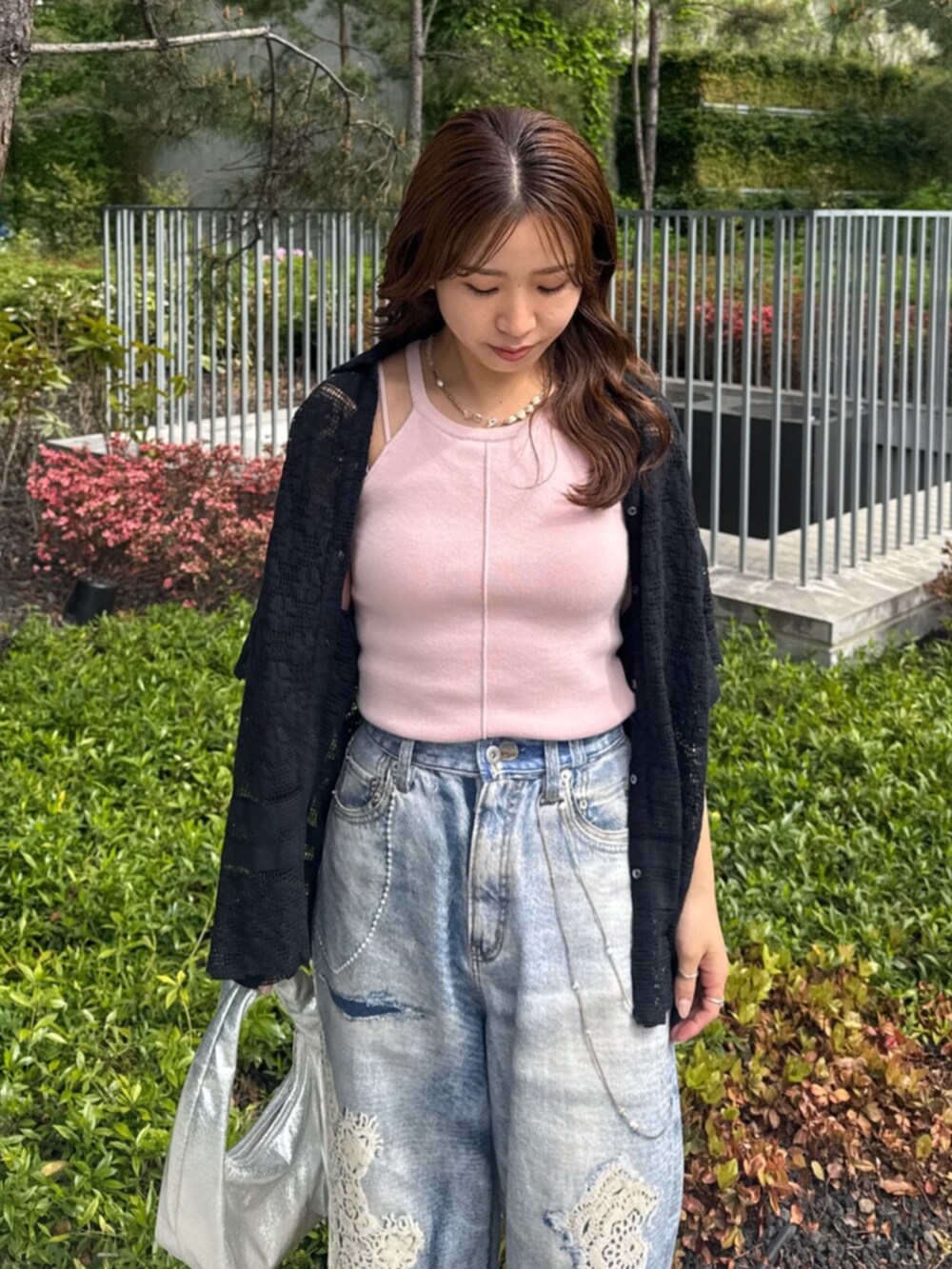 ブルー系のデニムパンツ、ピンク系のキャミソール、ブラック系のシャツ/ブラウスを着用したレディースの春コーディネートの4枚目の写真