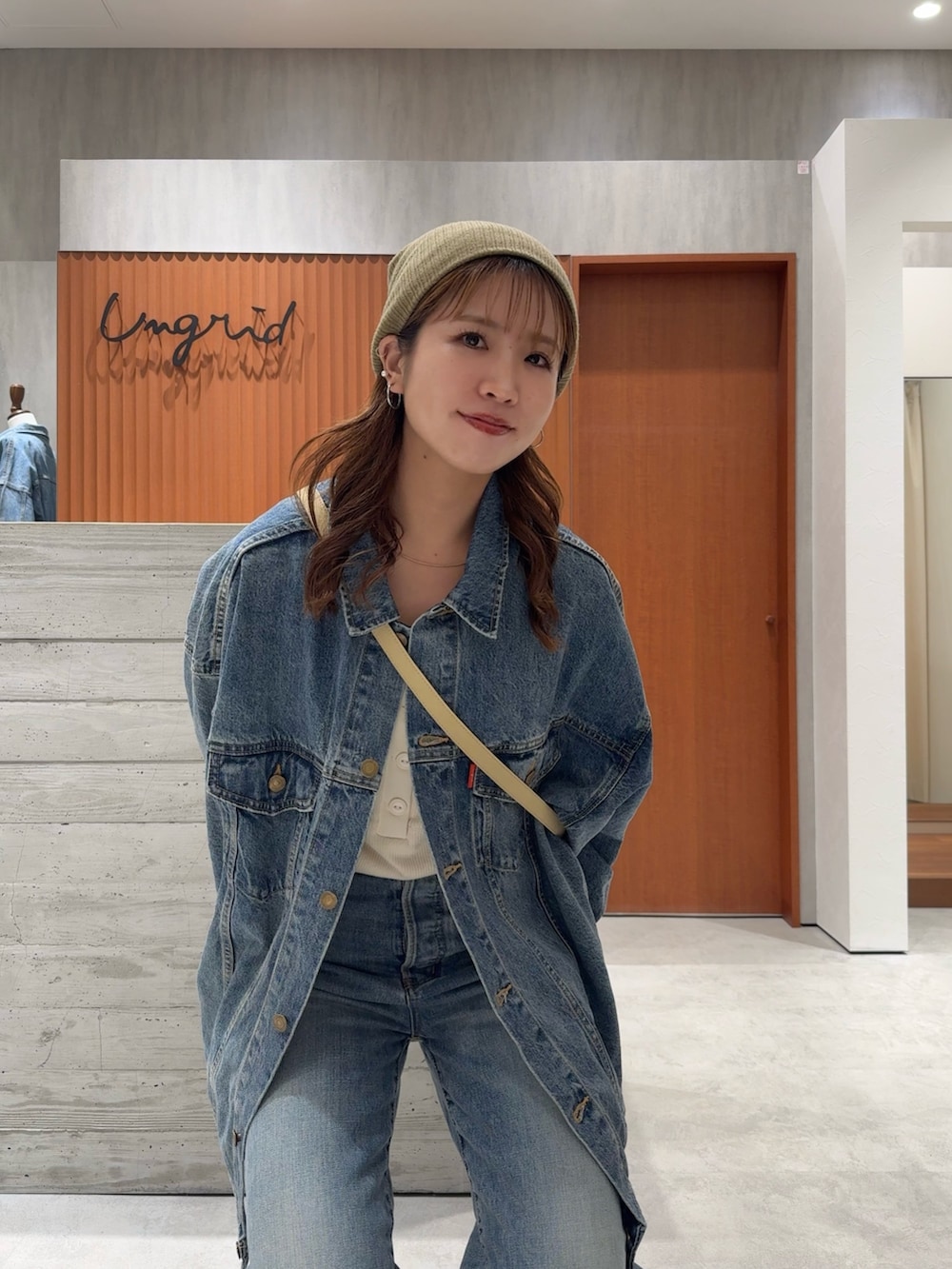 ブルー系のデニムジャケット、ブルー系のデニムパンツ、ホワイト系のタンクトップを着用したレディースの夏コーディネートの7枚目の写真