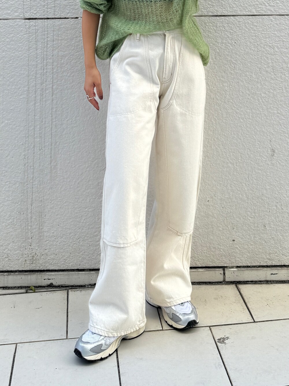 ホワイト系のデニムパンツ、グリーン系のニット/セーターを着用したレディースの秋コーディネートの8枚目の写真