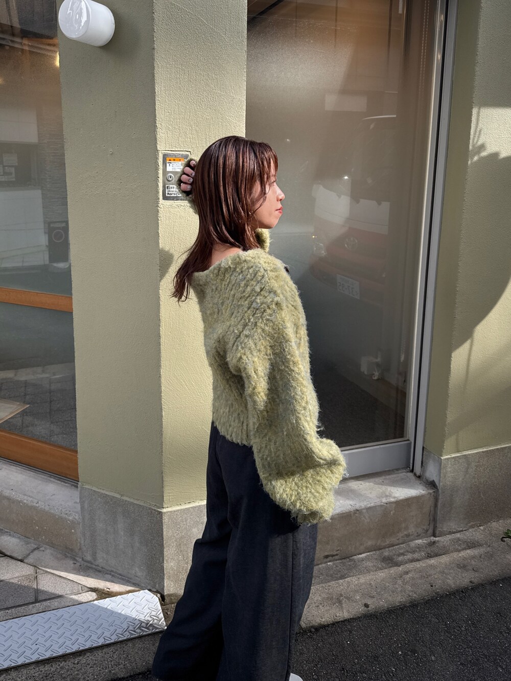 グレー系のその他パンツ、イエロー系のニット/セーターを着用したレディースの秋コーディネートの9枚目の写真