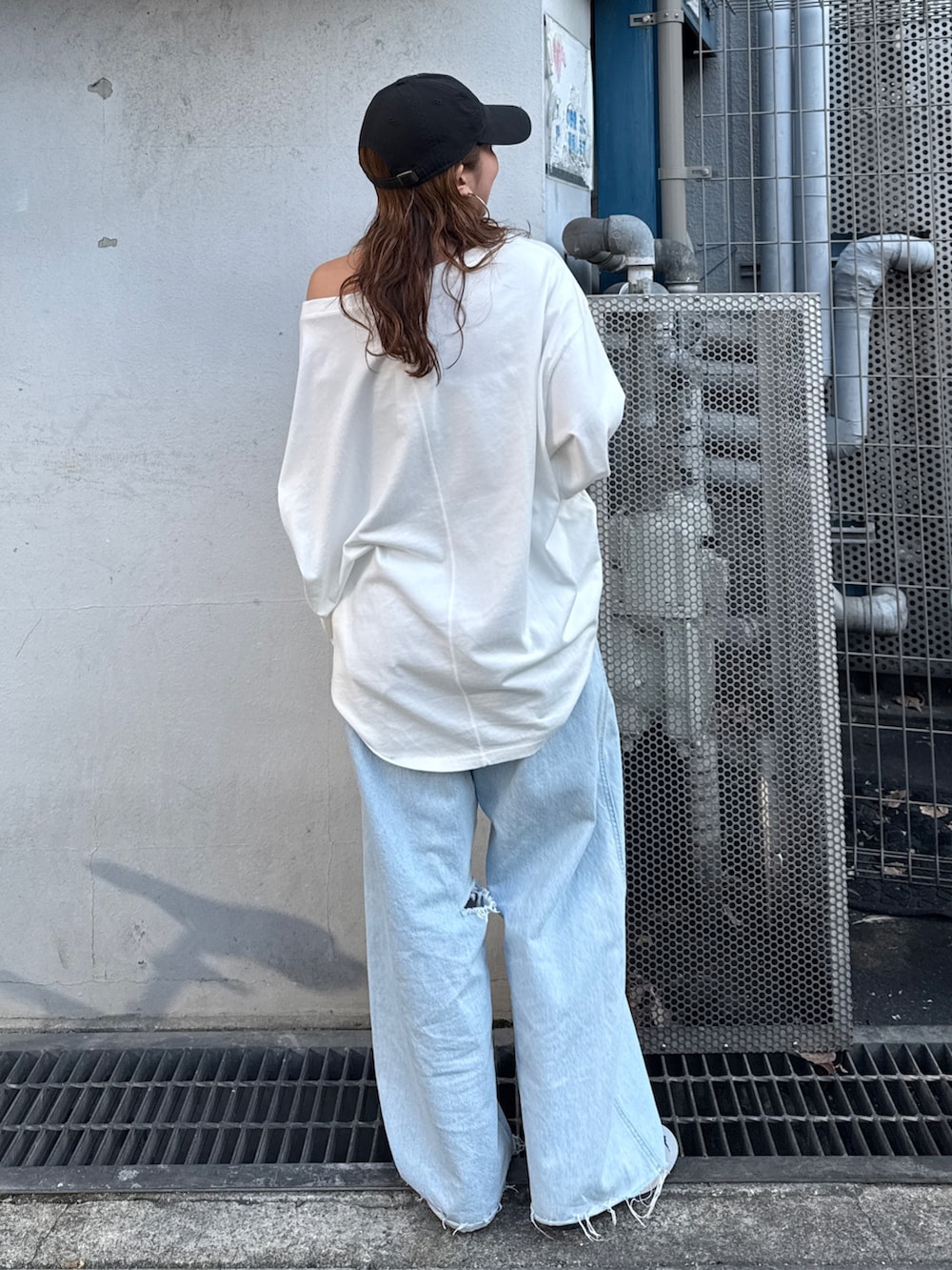 ホワイト系のTシャツ/カットソー、ブルー系のデニムパンツを着用したレディースの冬コーディネートの3枚目の写真