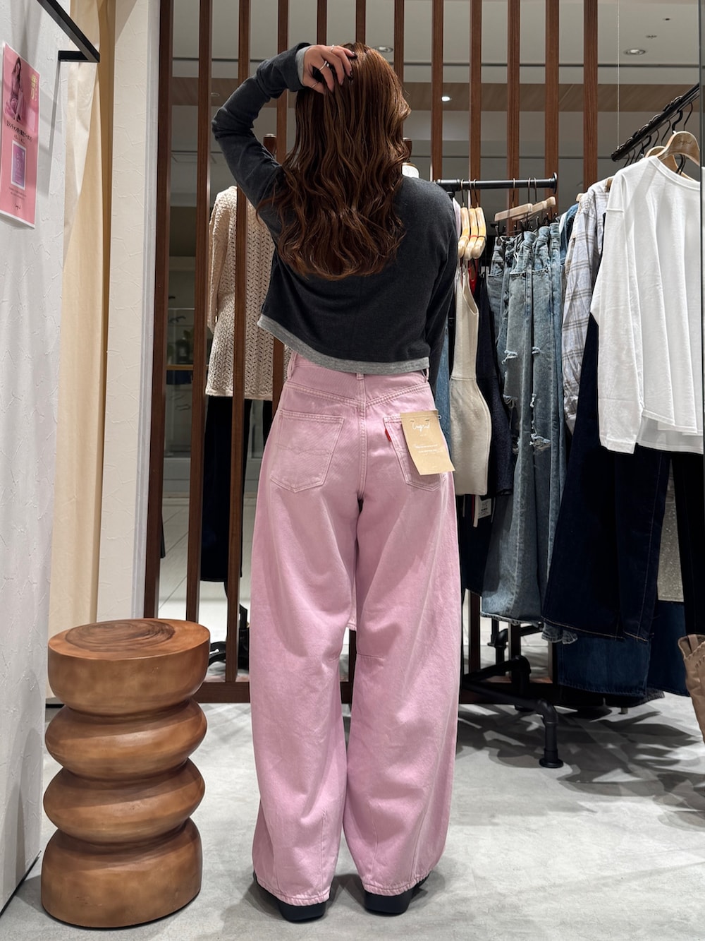 ピンク系のデニムパンツ、グレー系のTシャツ/カットソーを着用したレディースの春コーディネートの3枚目の写真