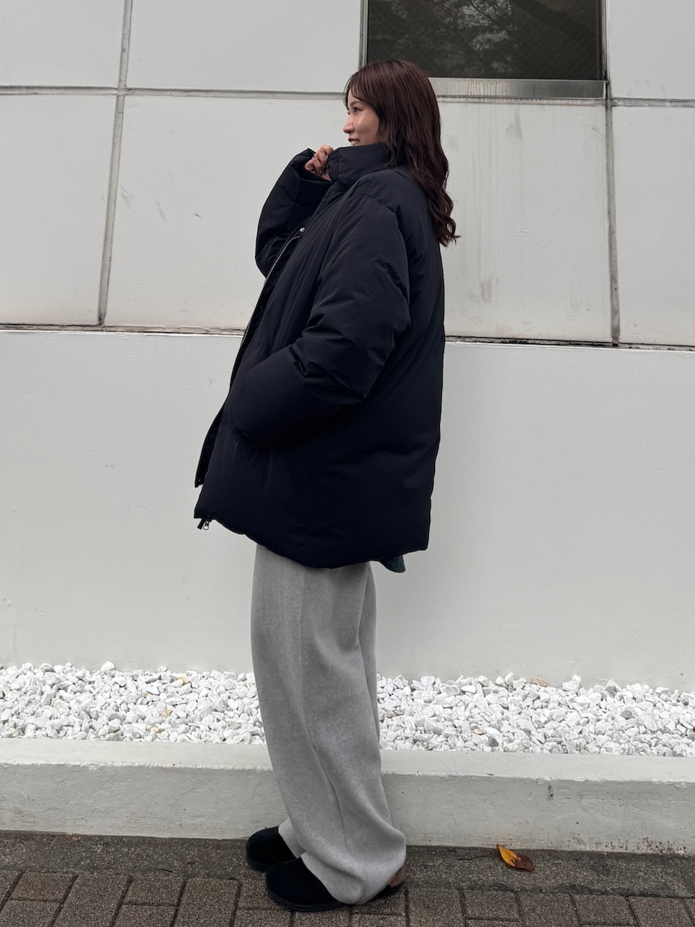 グレー系のその他パンツ、ブルー系のシャツ/ブラウス、ブラック系のダウンジャケット/コートを着用したレディースの秋コーディネートの6枚目の写真