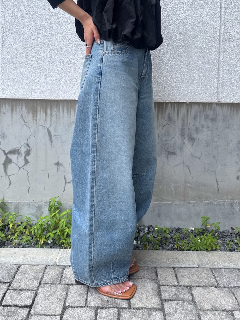 ブルー系のデニムパンツ、ブラック系のキャミソール、ブラック系のニット/セーターを着用したレディースの夏コーディネートの9枚目の写真