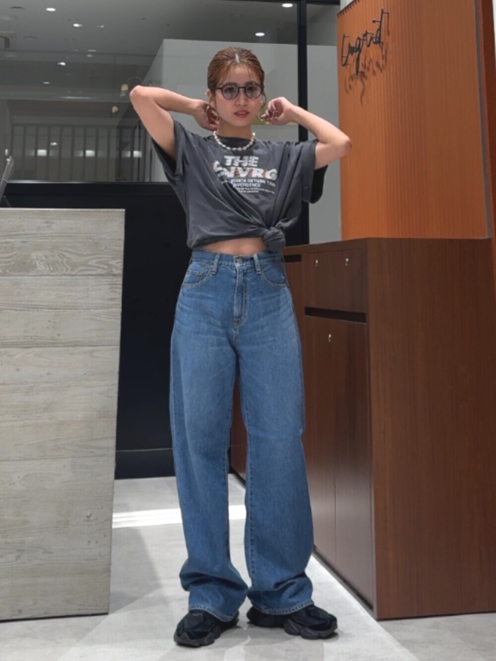 グレー系のTシャツ/カットソー、ブルー系のデニムパンツ、ホワイト系のネックレスを着用したレディースの春コーディネートの7枚目の写真