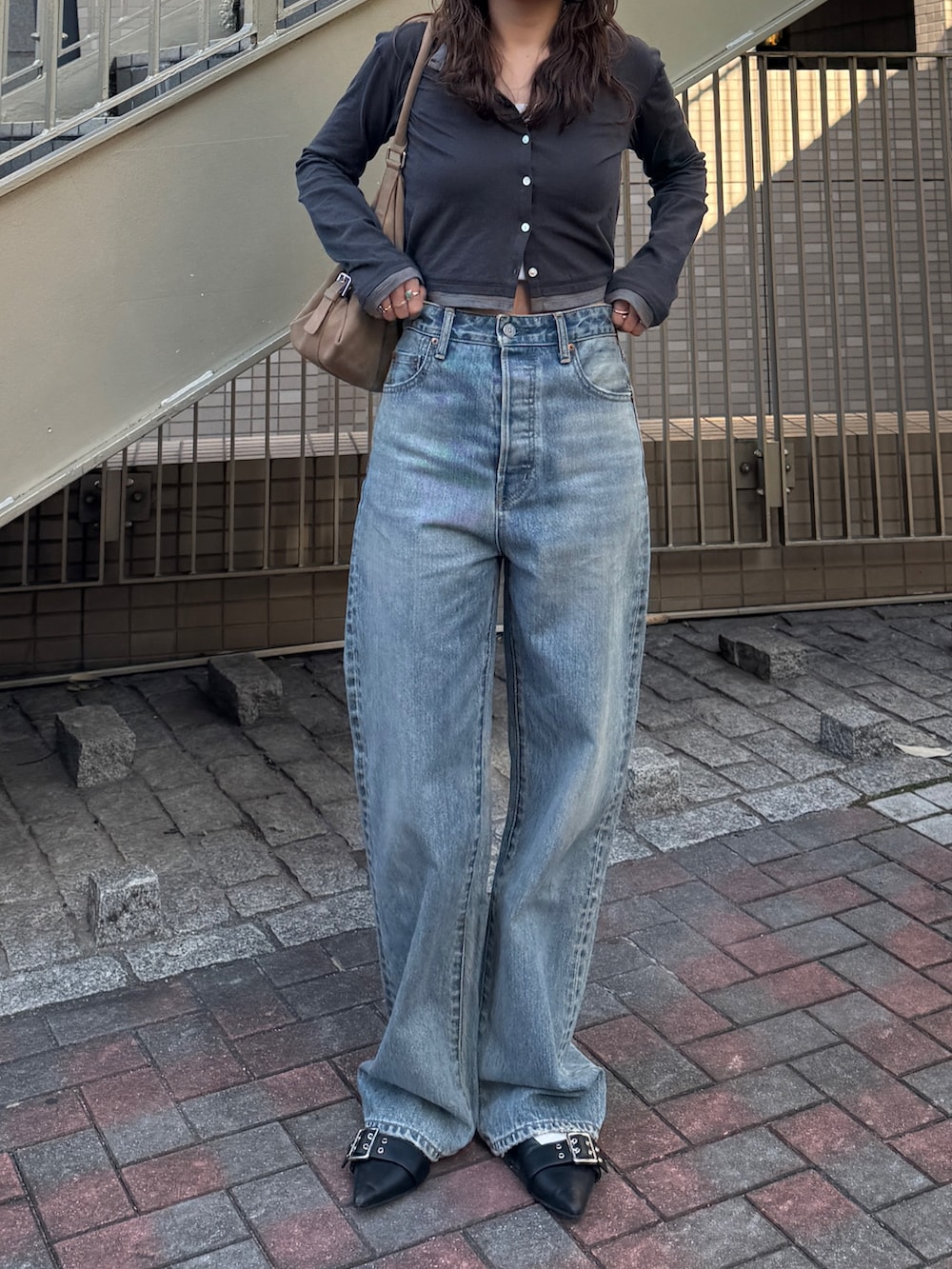 ブルー系のデニムパンツ、グレー系のカーディガン/ボレロを着用したレディースの冬コーディネートの7枚目の写真