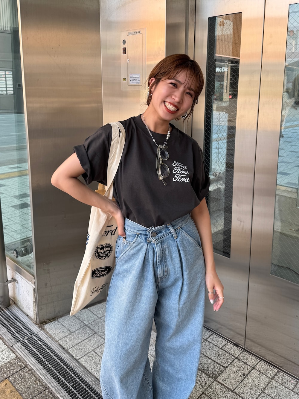 ブルー系のデニムパンツ、グレー系のTシャツ/カットソー、ホワイト系のトートバッグを着用したレディースの夏コーディネートの10枚目の写真