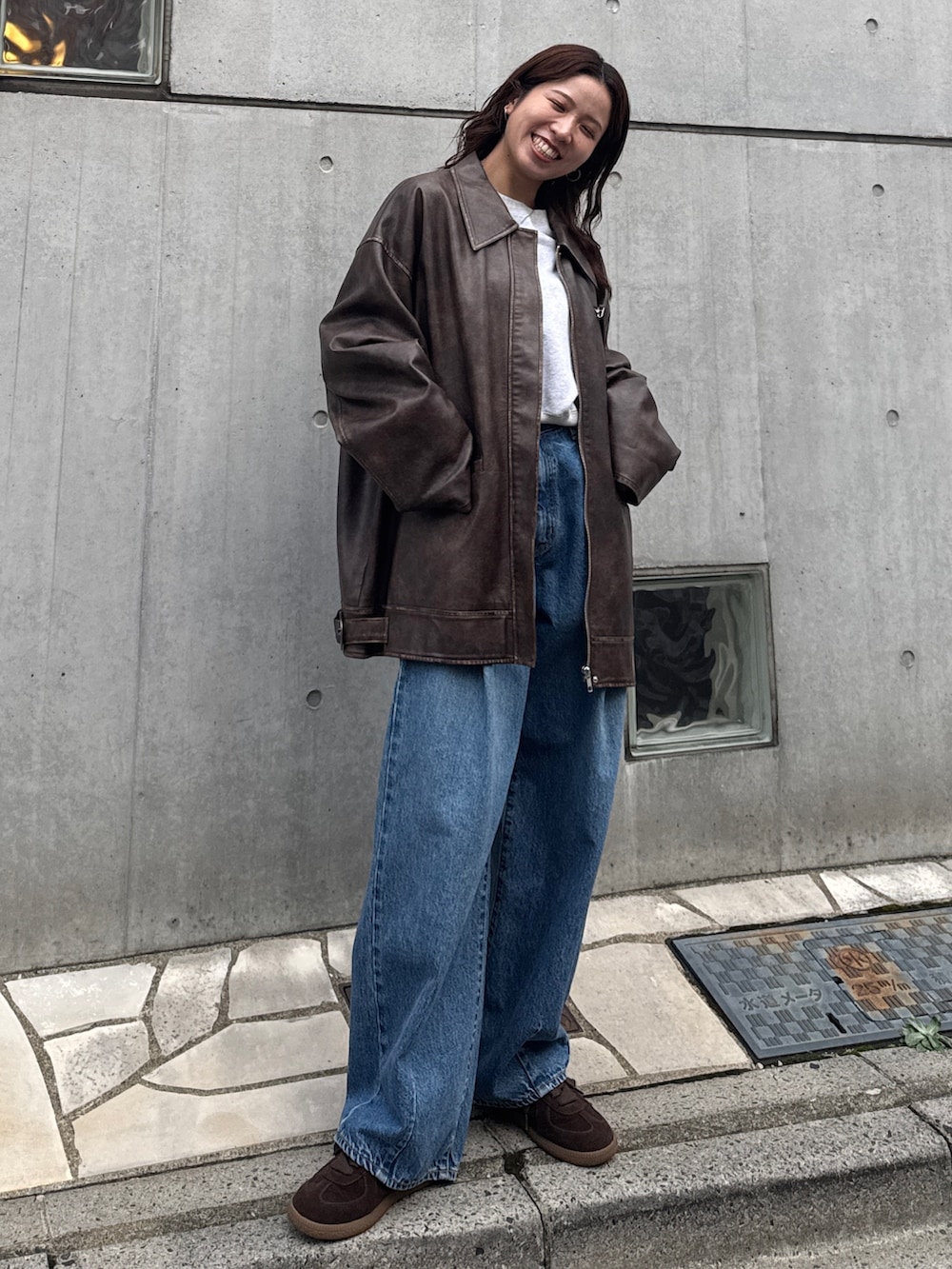 ブルー系のデニムパンツ、グレー系のスウェット、ブラウン系のブルゾンを着用したレディースの秋コーディネートの7枚目の写真