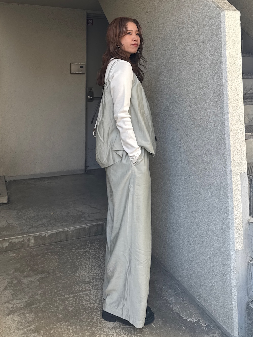 ブルー系のデニムジャケット、ホワイト系のTシャツ/カットソー、グリーン系のキャミソールを着用したレディースの冬コーディネートの10枚目の写真