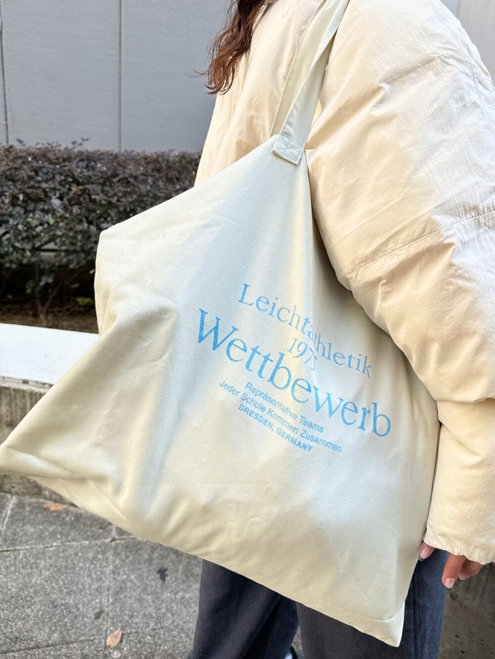 ホワイト系のニット/セーター、グレー系のその他パンツ、ホワイト系のブルゾンを着用したレディースの冬コーディネートの10枚目の写真