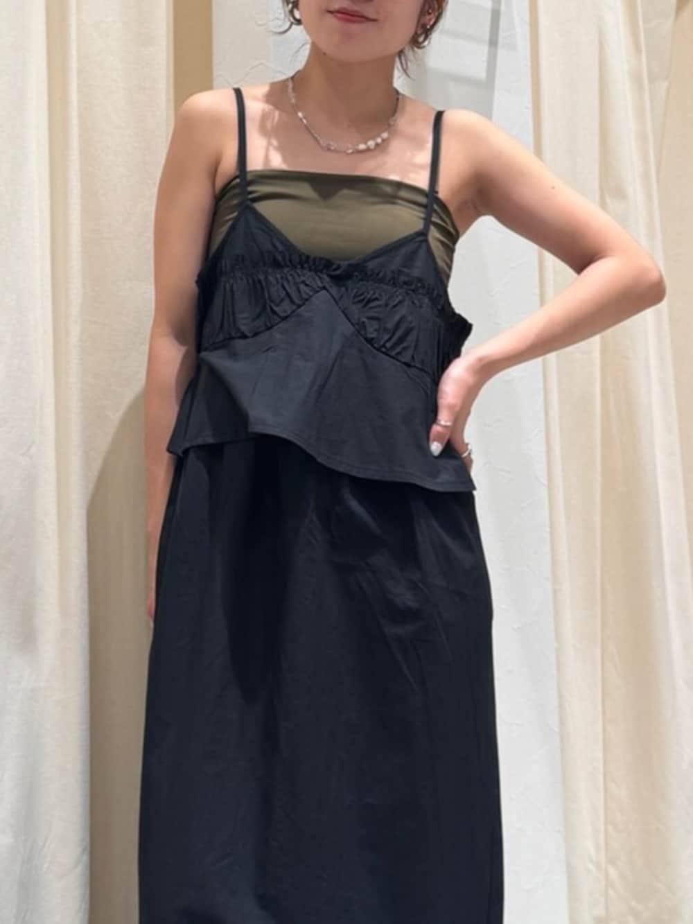 ブラック系のワンピース、グレー系のサングラスを着用したレディースの春コーディネートの5枚目の写真