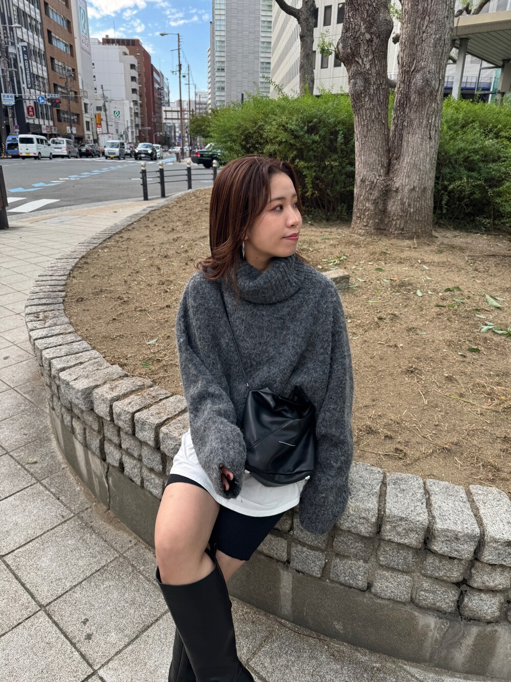 グレー系のニット/セーター、ホワイト系のTシャツ/カットソーを着用したレディースの秋コーディネートの6枚目の写真