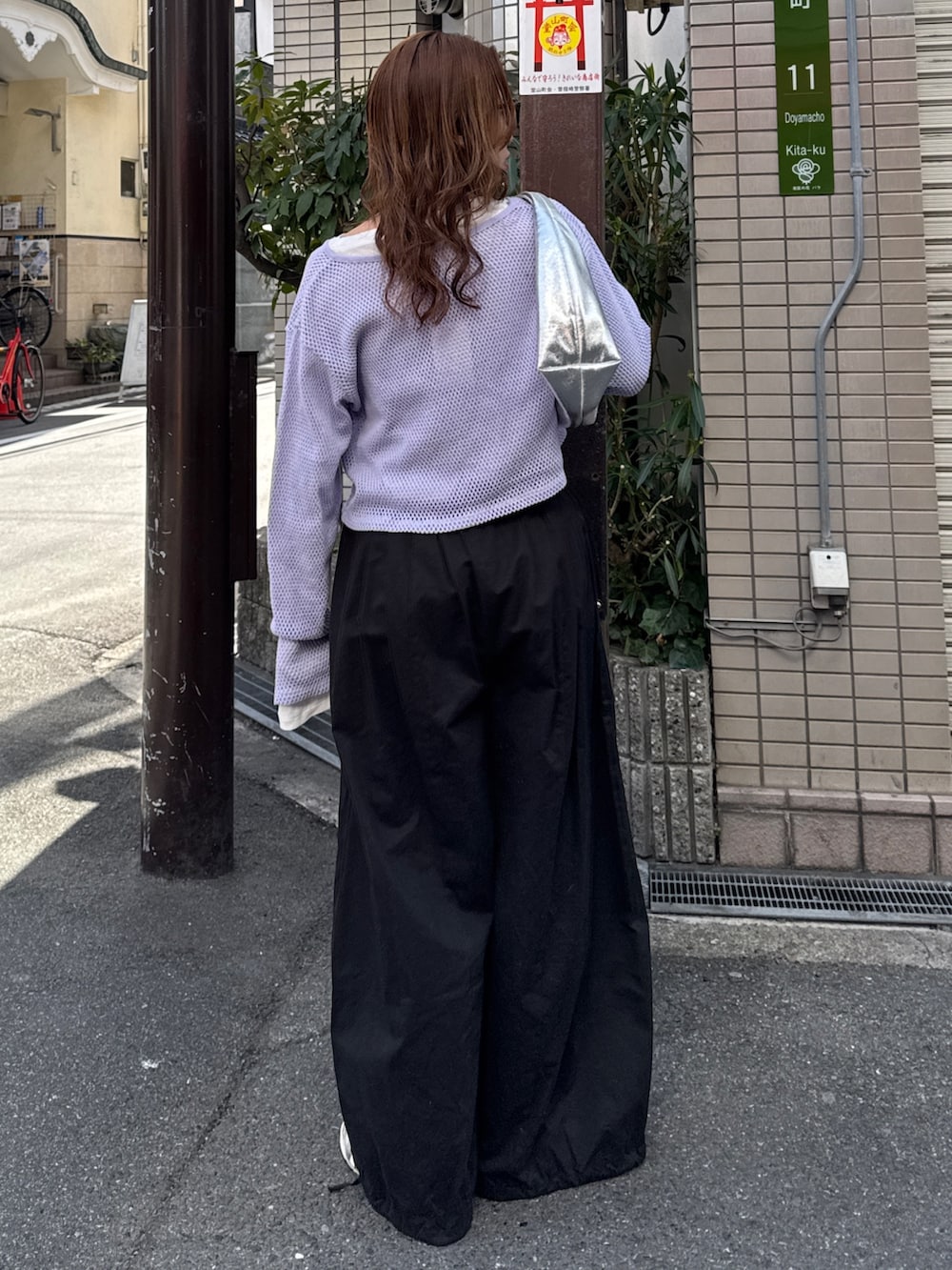 ブラック系のその他パンツ、パープル系のカーディガン/ボレロ、ホワイト系のTシャツ/カットソーを着用したレディースの春コーディネートの5枚目の写真