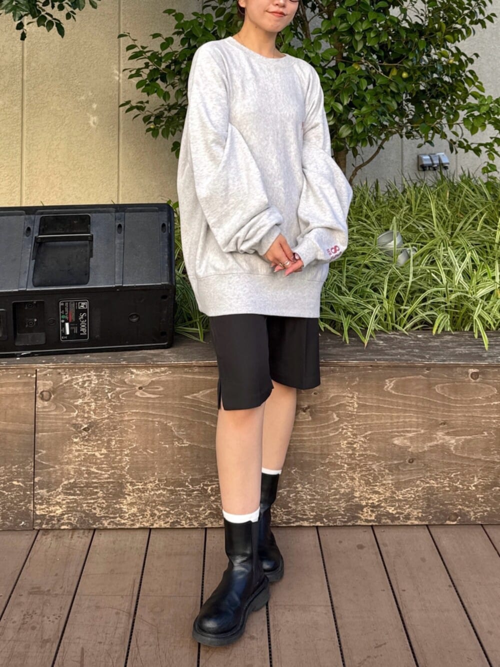 ブラック系のその他パンツ、グレー系のスウェットを着用したレディースの秋コーディネートの5枚目の写真
