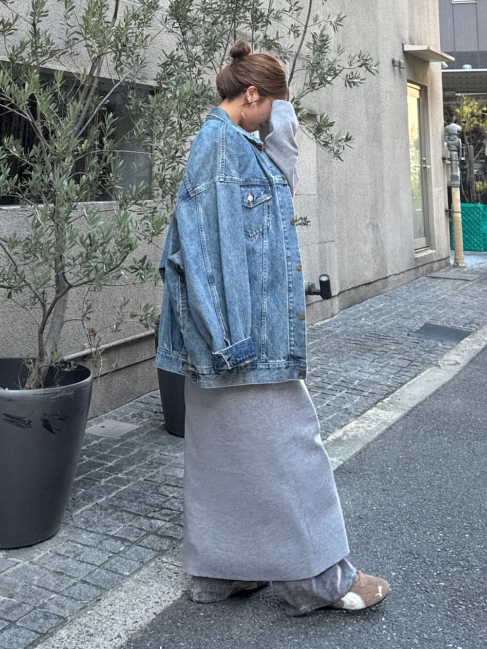 ベージュ系のデニムパンツ、グレー系のワンピース、ブルー系のデニムジャケットを着用したレディースの夏コーディネートの3枚目の写真