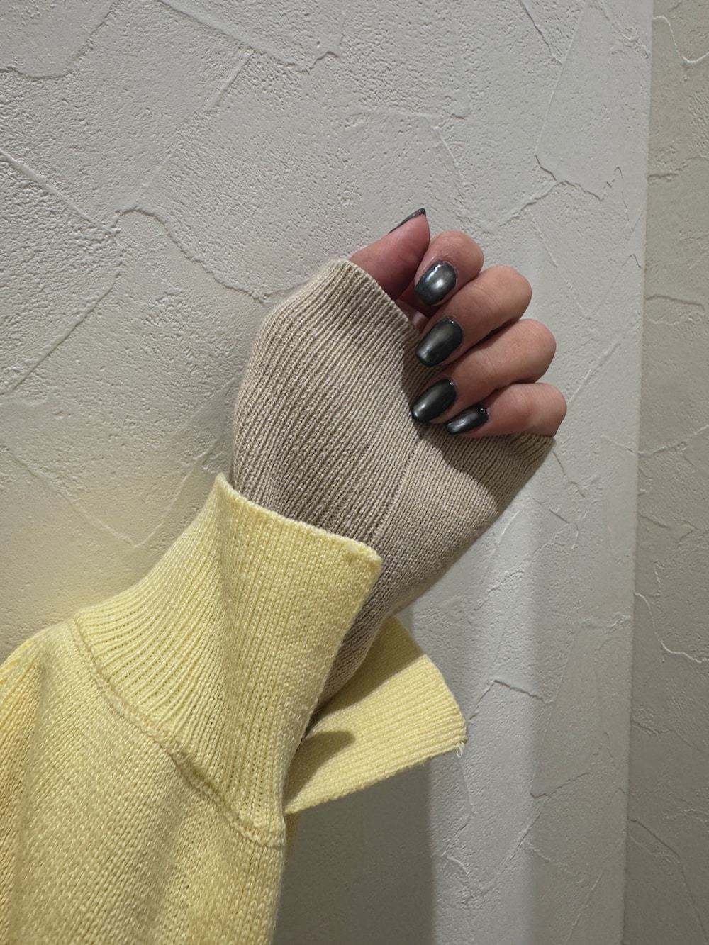 ブルー系のデニムパンツ、ブラック系のブルゾン、イエロー系のニット/セーターを着用したレディースの冬コーディネートの10枚目の写真