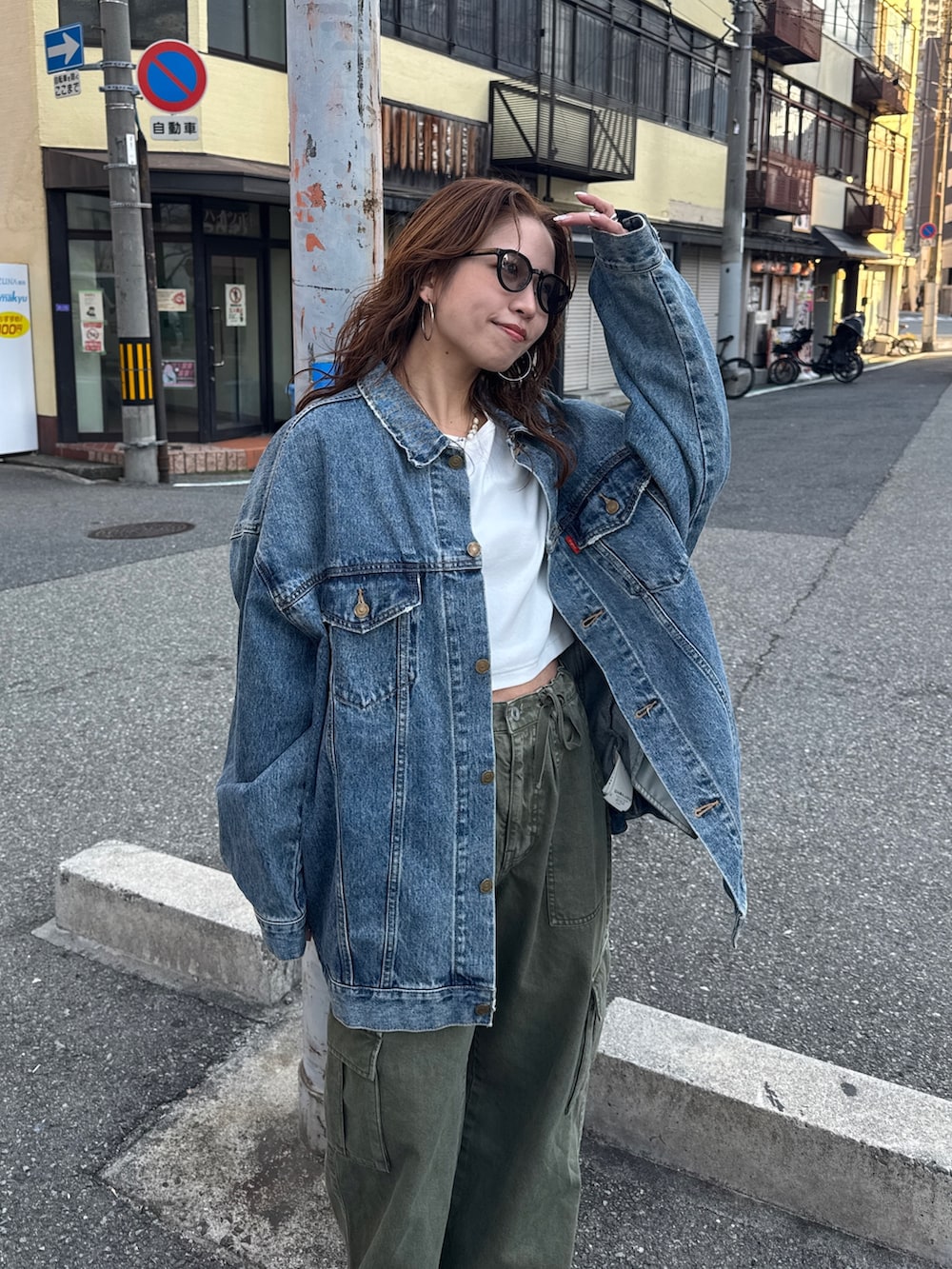 グリーン系のその他パンツ、ホワイト系のTシャツ/カットソー、ブルー系のデニムジャケットを着用したレディースの冬コーディネートの6枚目の写真