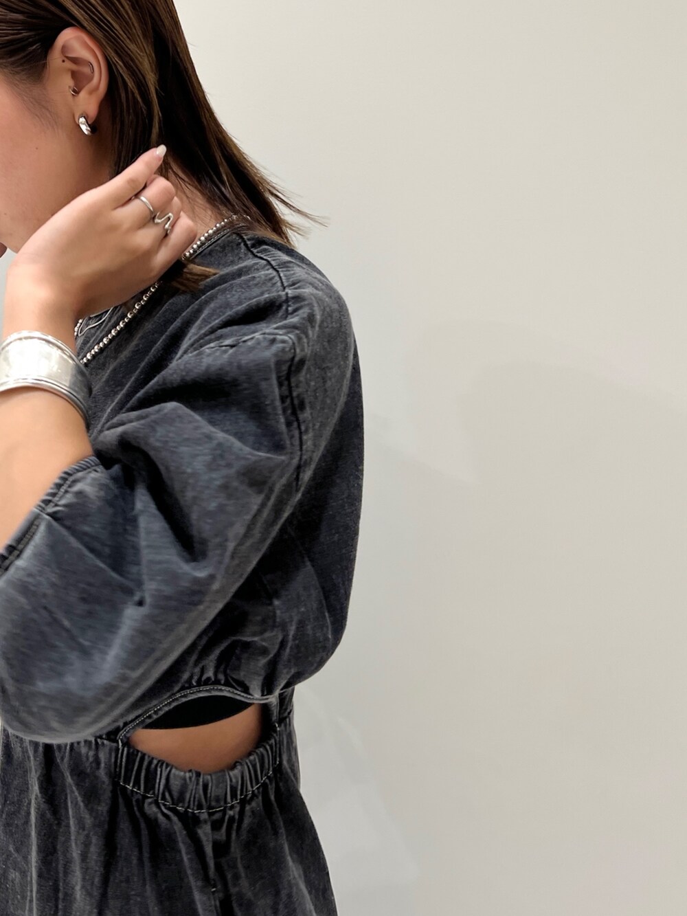 ブラック系のワンピース、シルバー系のパンプス、ブラック系のキャミソールを着用したレディースの夏コーディネートの2枚目の写真