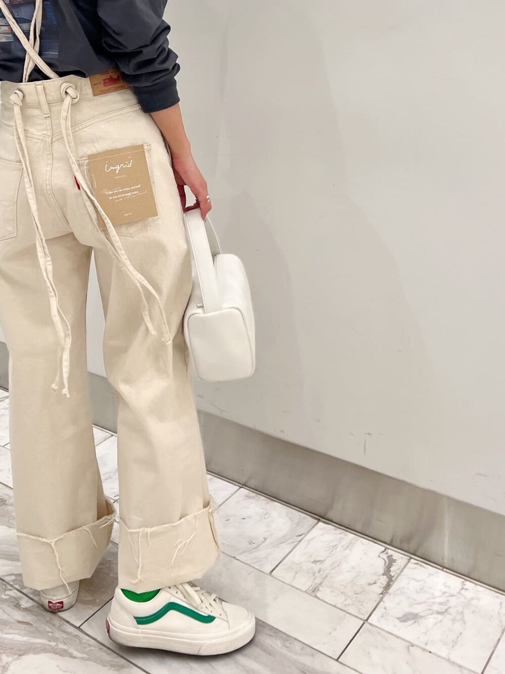 ホワイト系のデニムパンツ、グレー系のTシャツ/カットソーを着用したレディースの冬コーディネートの2枚目の写真