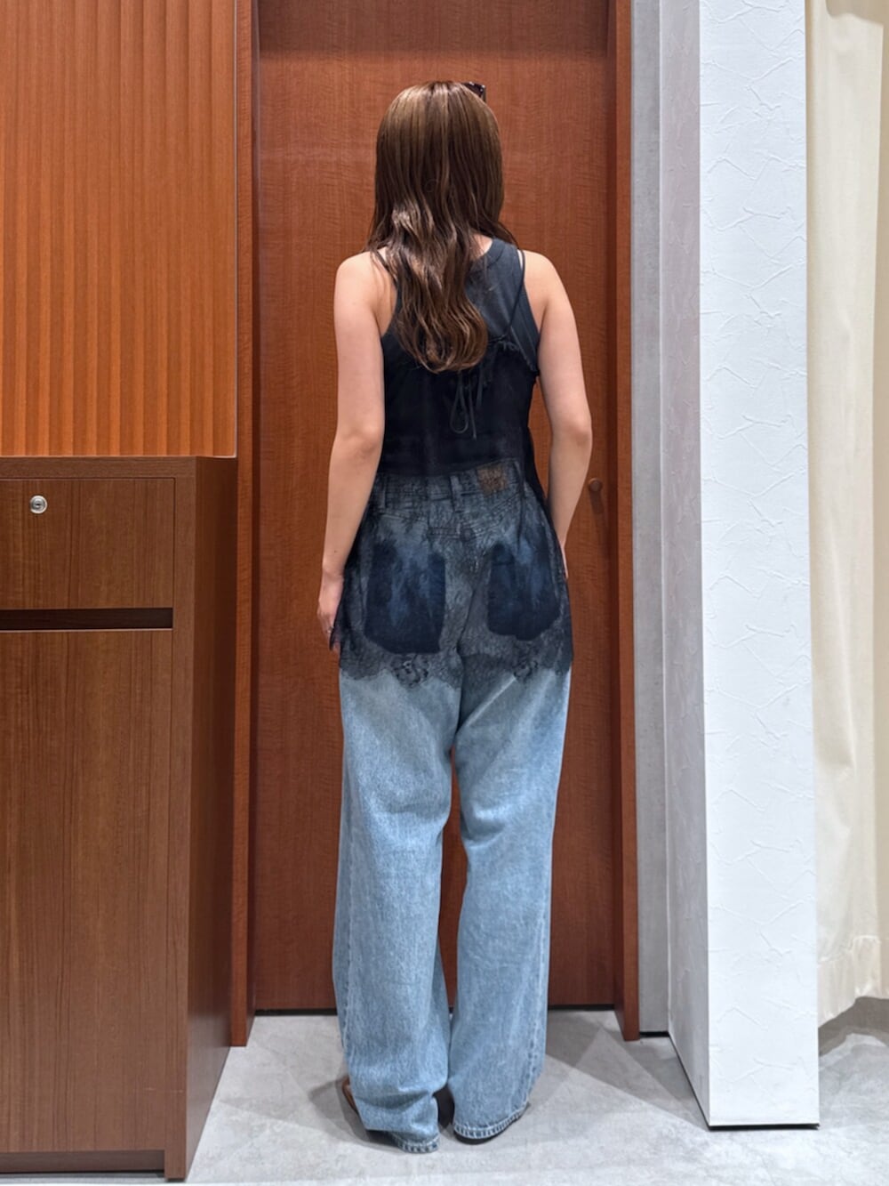 その他のサンダル、グレー系のタンクトップ、ブルー系のデニムパンツを着用したレディースの夏コーディネートの3枚目の写真