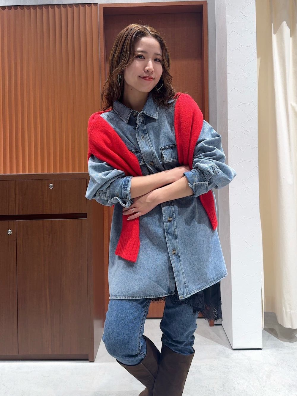 ブルー系のシャツ/ブラウス、レッド系のニット/セーター、ブラック系のキャミソールを着用したレディースの冬コーディネートの10枚目の写真